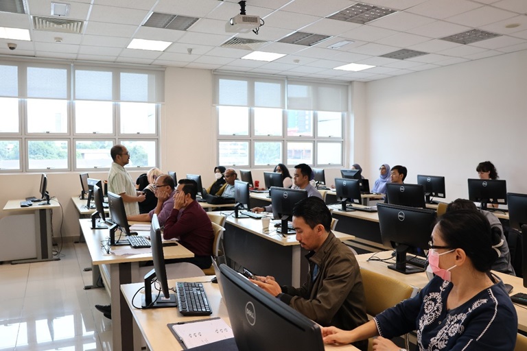 Expert from WHO Collaborating Centre for Reference & Research on Influenza Melbourne conducting a lecture session at the UKM Medical Molecular Biology Institute